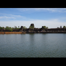 Blick über den westlichen Graben auf die 1025 m x 802 m messende äußeren (dritten) Einfassung von Angkor Wat. Am rechten Bildrand sind die Gebäude im Zentrum Angkor Wats zu sehen.